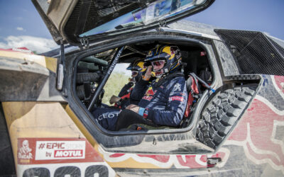 Problemas de cambio y un pinchazo retrasan a Carlos Sainz que sigue líder