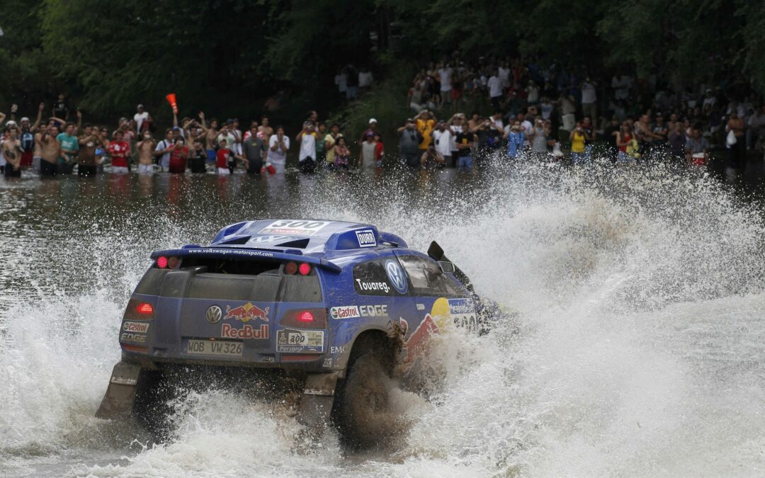 CARLOS SAINZ AFIANZA SU LIDERATO AL FRENTE DEL DAKAR