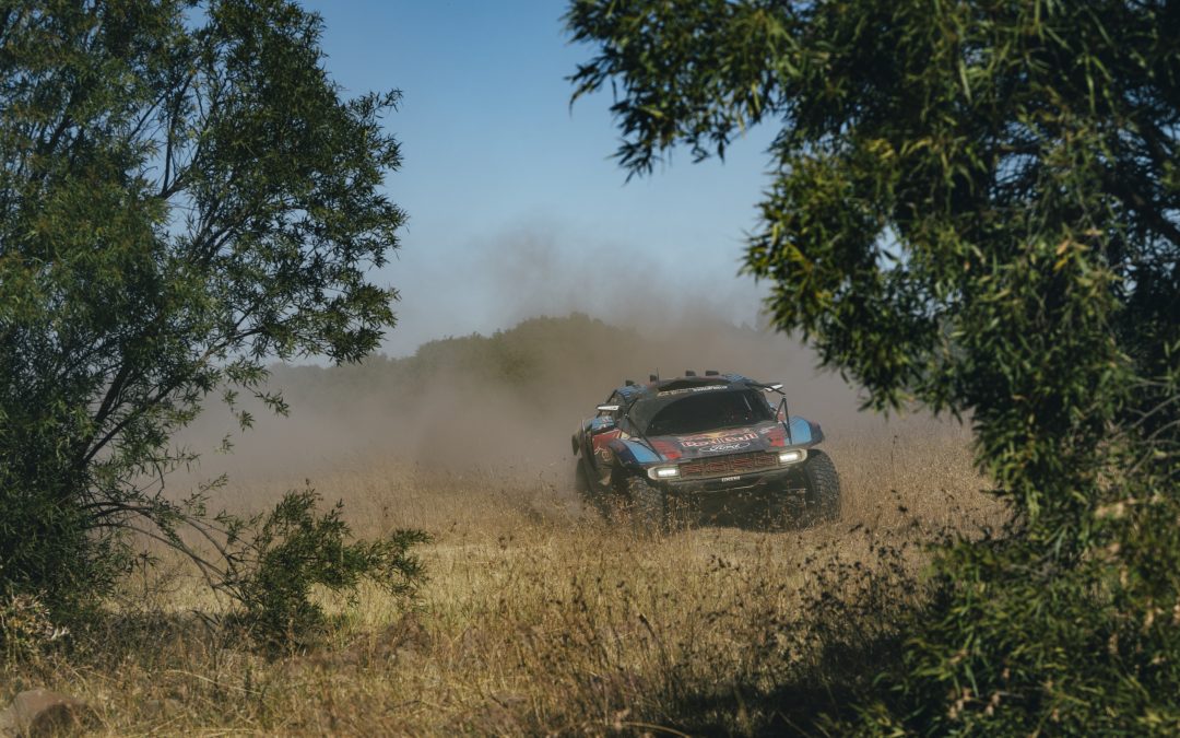Carlos Sainz suffers as he opens the track in the first part of the marathon stage