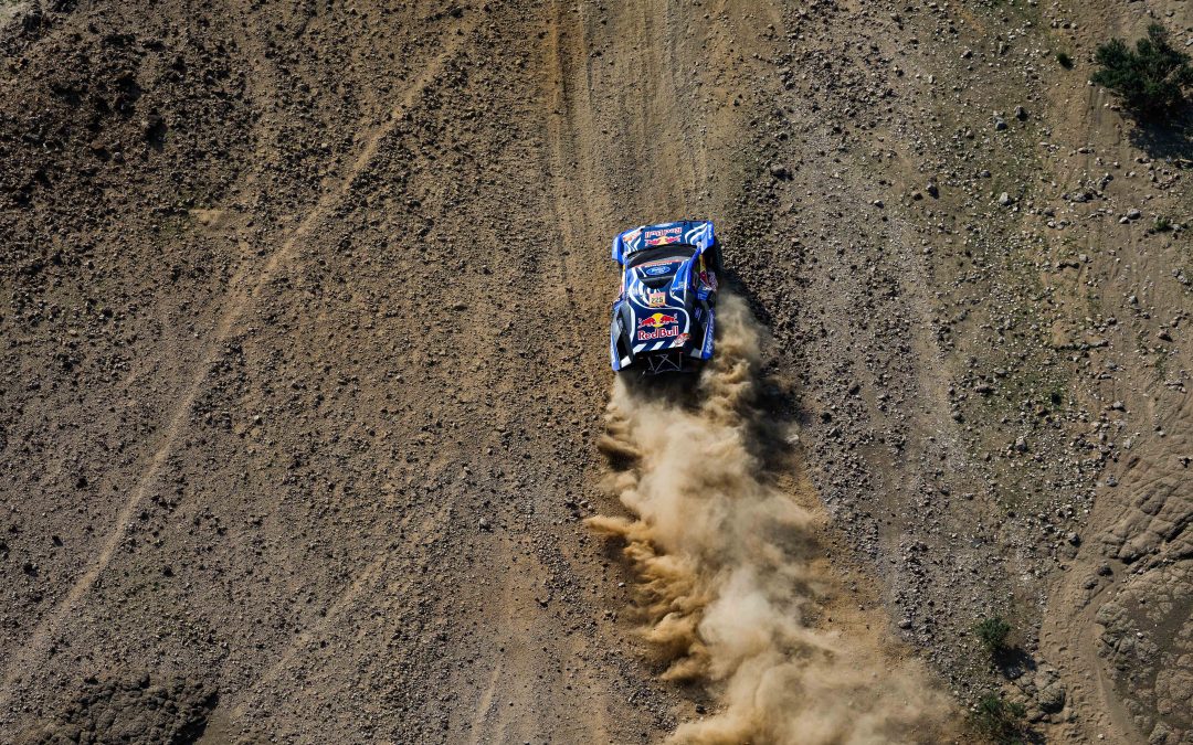 Carlos Sainz loses time due to punctures